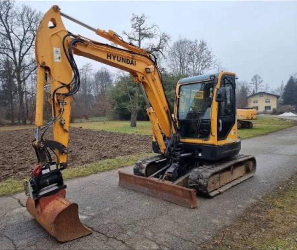 5.5 tonne Hyundai mini excavator on tight access residential site